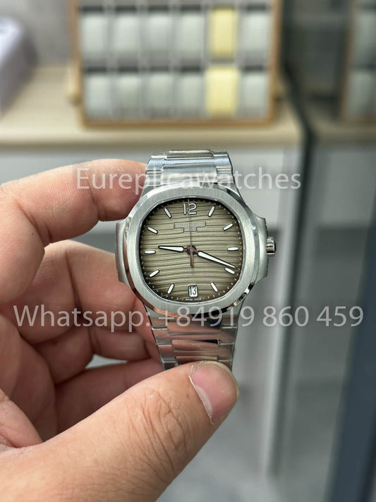 Patek Philippe Nautilus Ladies 7118/1R-001 dalla fabbrica 3K in acciaio inossidabile versione 2025