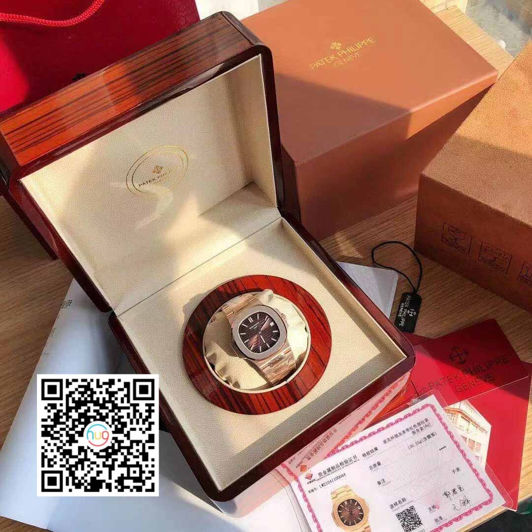 Patek Philippe Nautilus 5711/1R-001 – Quadrante rosso chiaro avvolto in oro rosa 18 carati