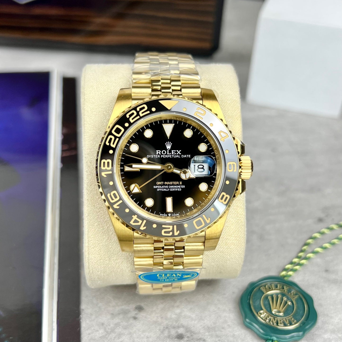 Rolex GMT-Master II 126718GRNR-0001 Avvolto in oro in una fabbrica pulita