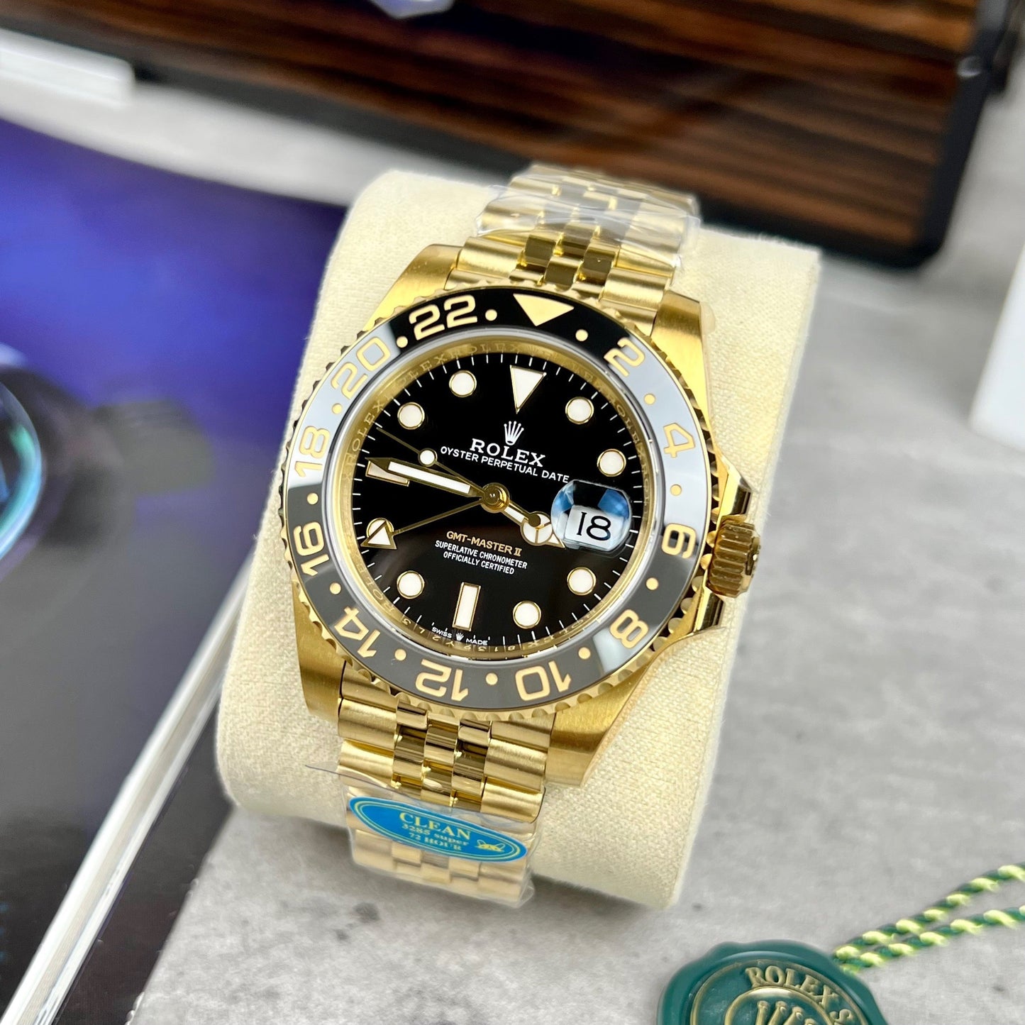 Rolex GMT-Master II 126718GRNR-0001 Envuelto en oro en una fábrica limpia