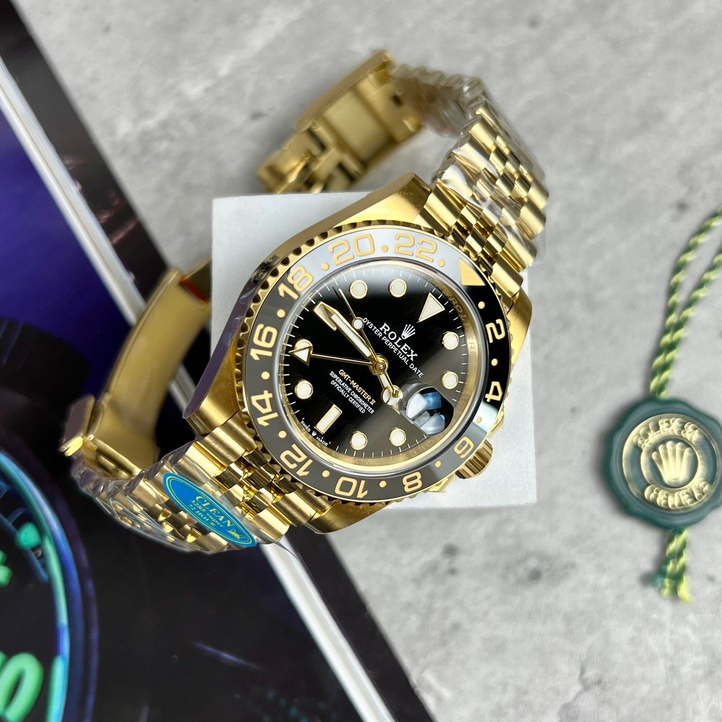 Rolex GMT-Master II 126718GRNR-0001 Avvolto in oro in una fabbrica pulita