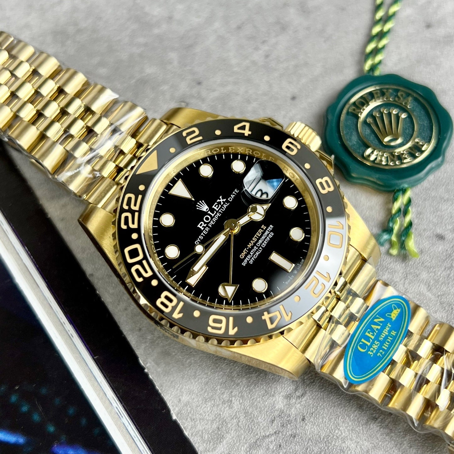 Rolex GMT-Master II 126718GRNR-0001 Avvolto in oro in una fabbrica pulita