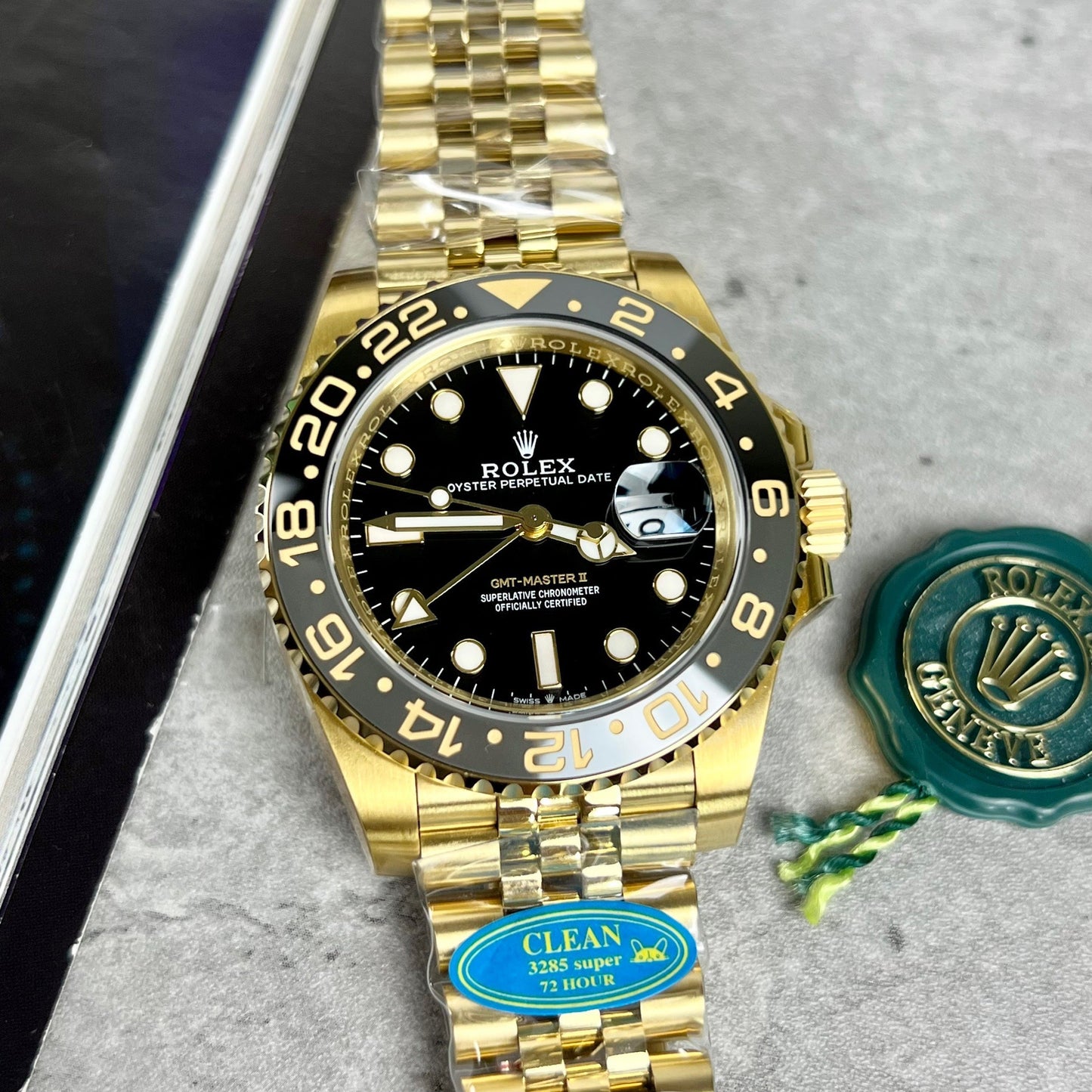 Rolex GMT-Master II 126718GRNR-0001 Avvolto in oro in una fabbrica pulita