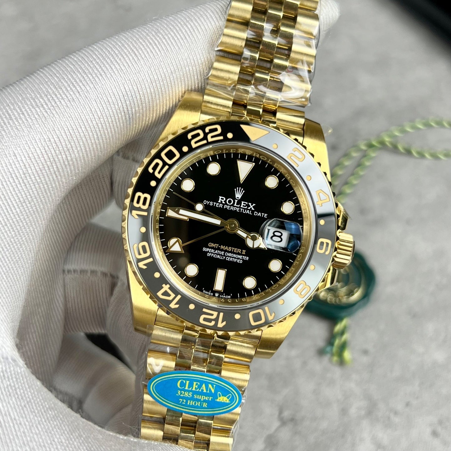 Rolex GMT-Master II 126718GRNR-0001 Avvolto in oro in una fabbrica pulita