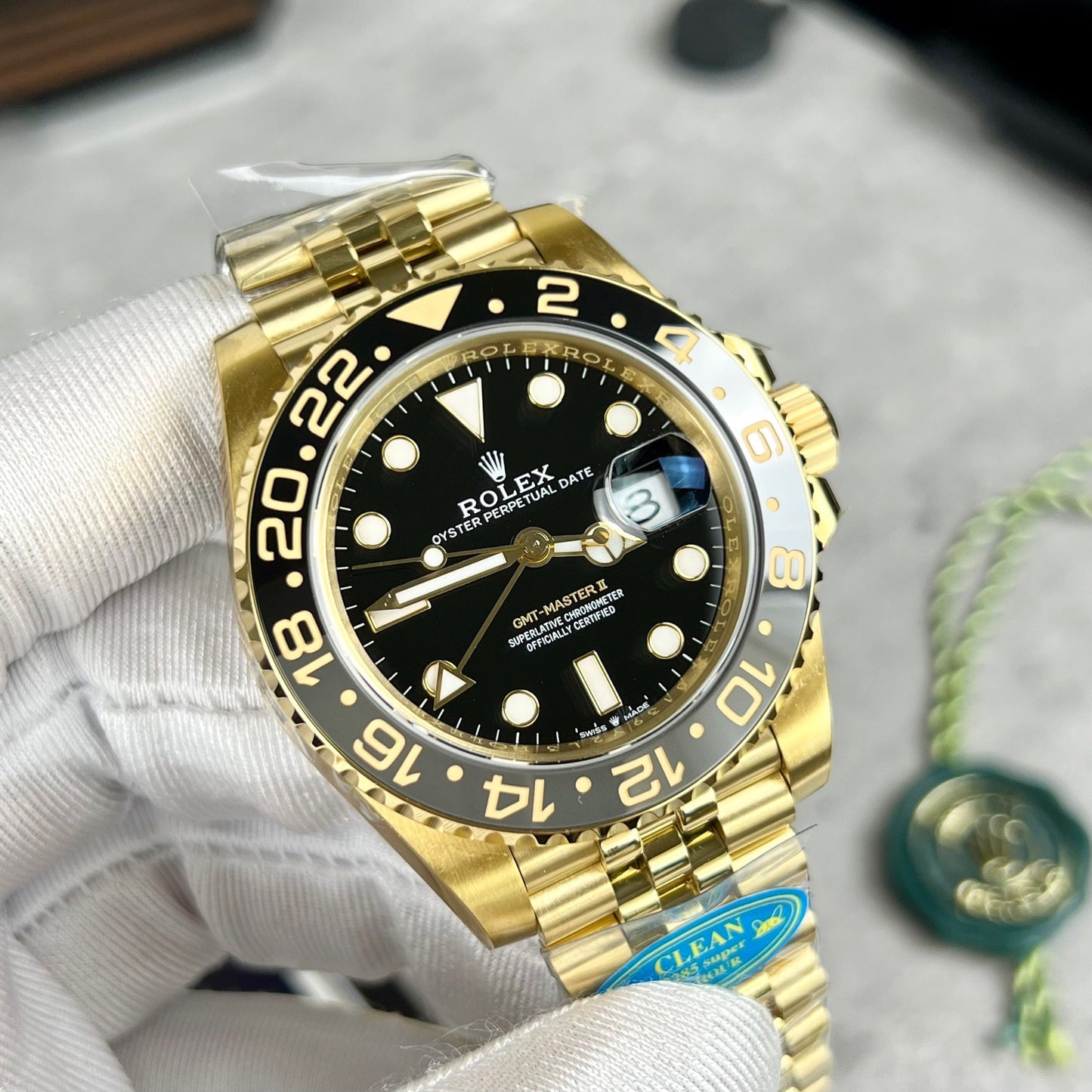 Rolex GMT-Master II 126718GRNR-0001 Avvolto in oro in una fabbrica pulita