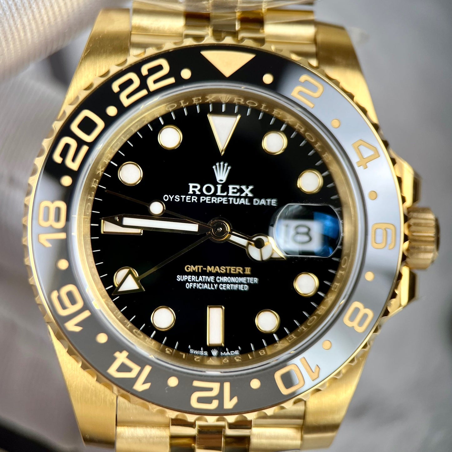 Rolex GMT-Master II 126718GRNR-0001 Envuelto en oro en una fábrica limpia