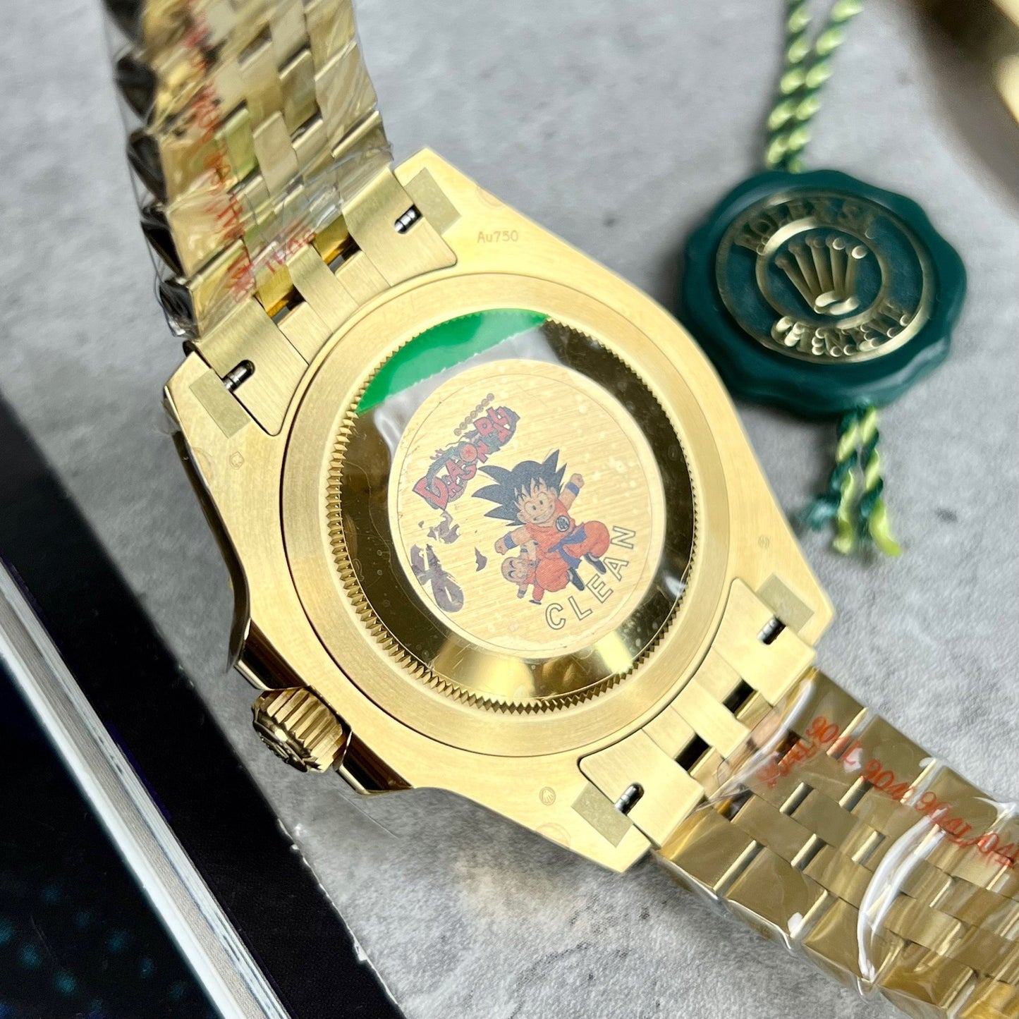 Rolex GMT-Master II 126718GRNR-0001 Envuelto en oro en una fábrica limpia