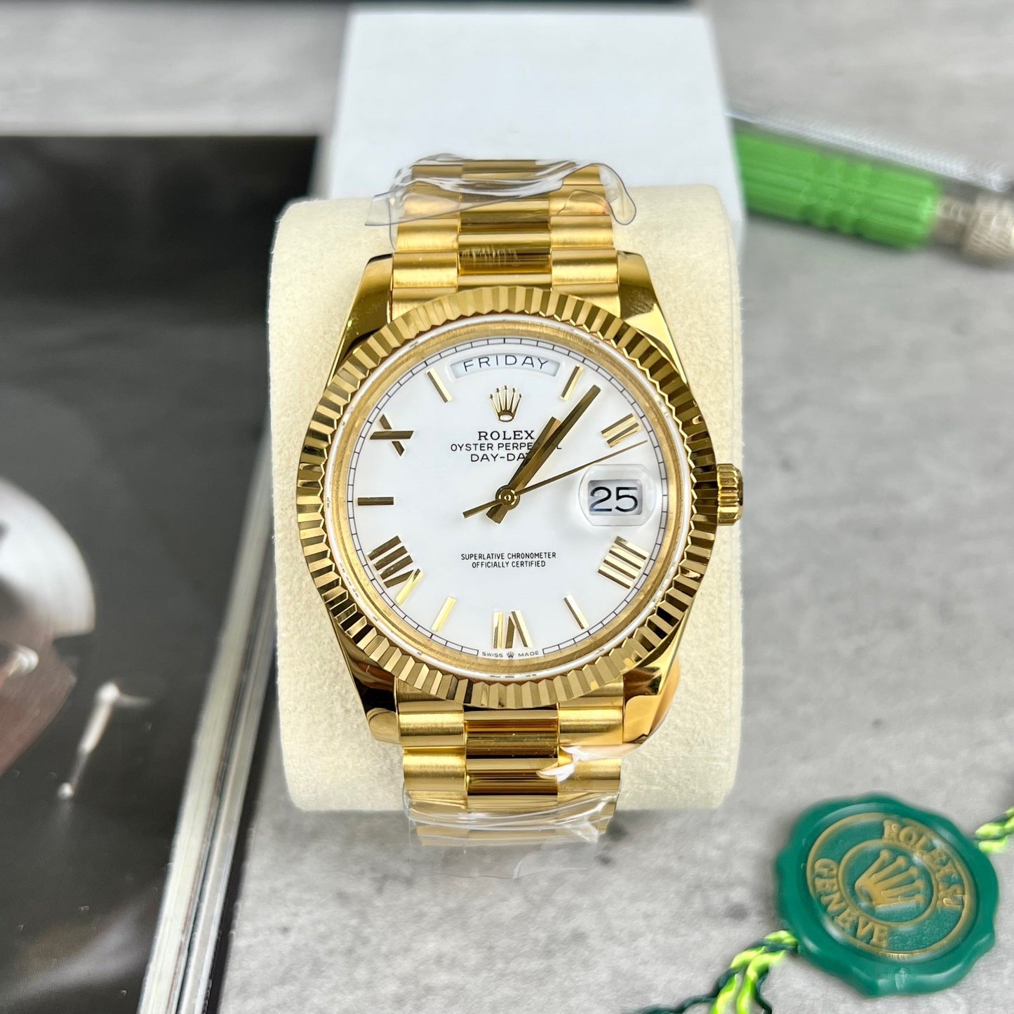 Rolex Day-Date 40 228238-0042 envuelto en oro de 18k Con un peso de 150 gramos