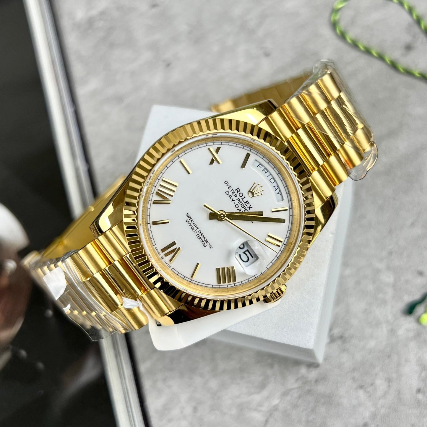 Rolex Day-Date 40 228238-0042 envuelto en oro de 18k Con un peso de 150 gramos