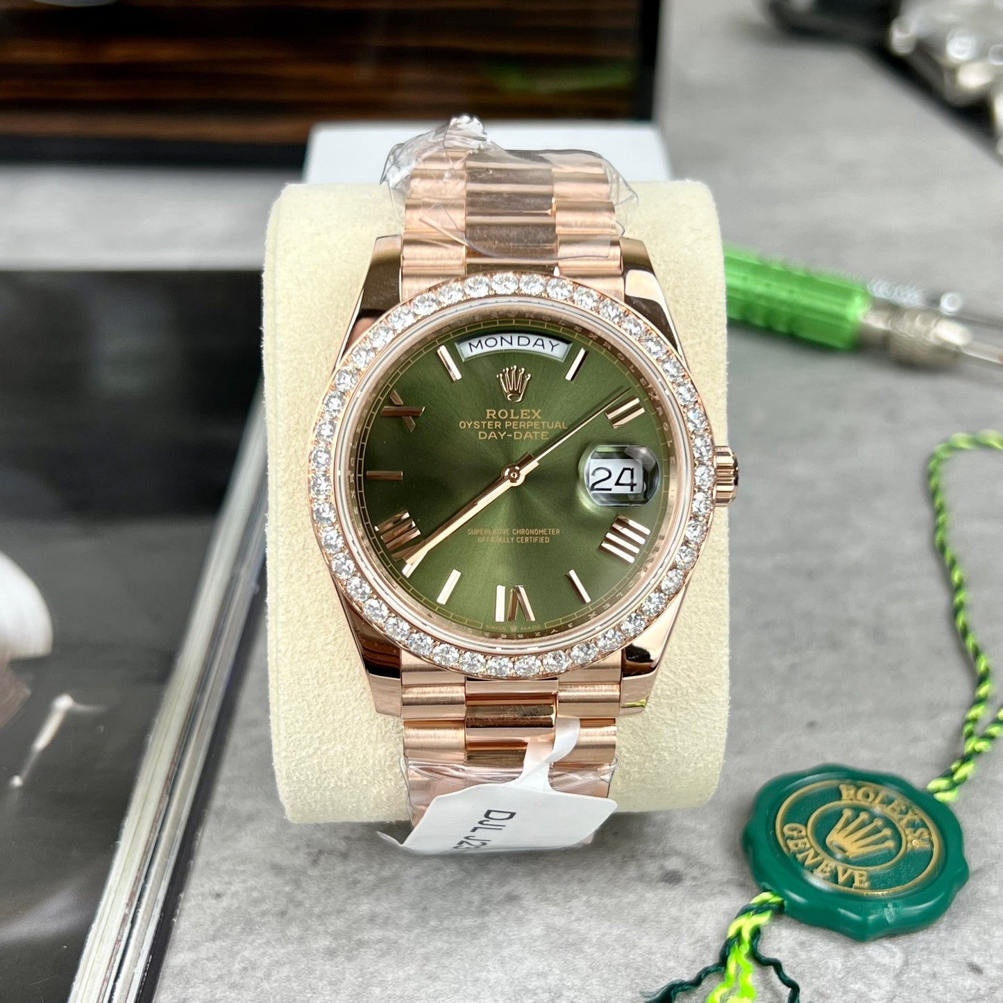 Rolex Day-Date 40 228345RBR Esfera verde oliva con oro rosa de 18 k envuelto y diamante