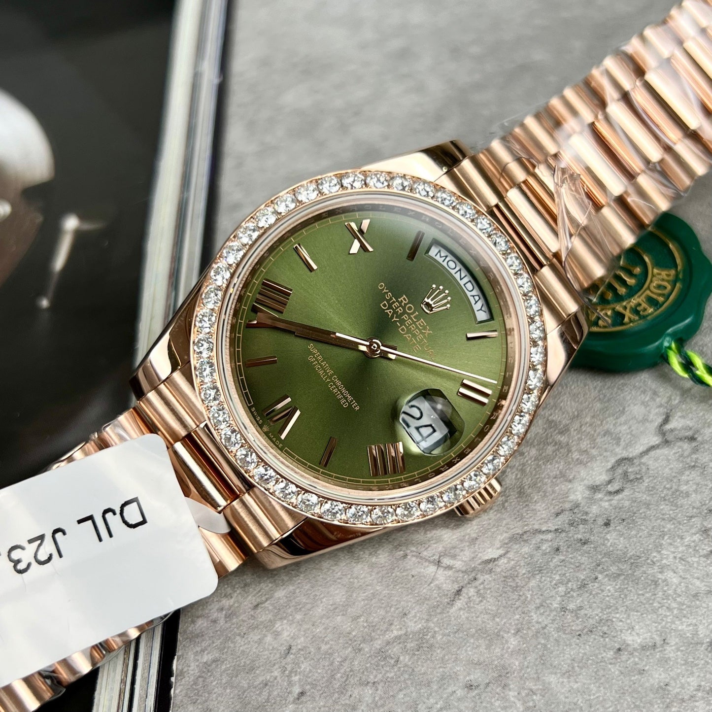 Rolex Day-Date 40 228345RBR Esfera verde oliva con oro rosa de 18 k envuelto y diamante