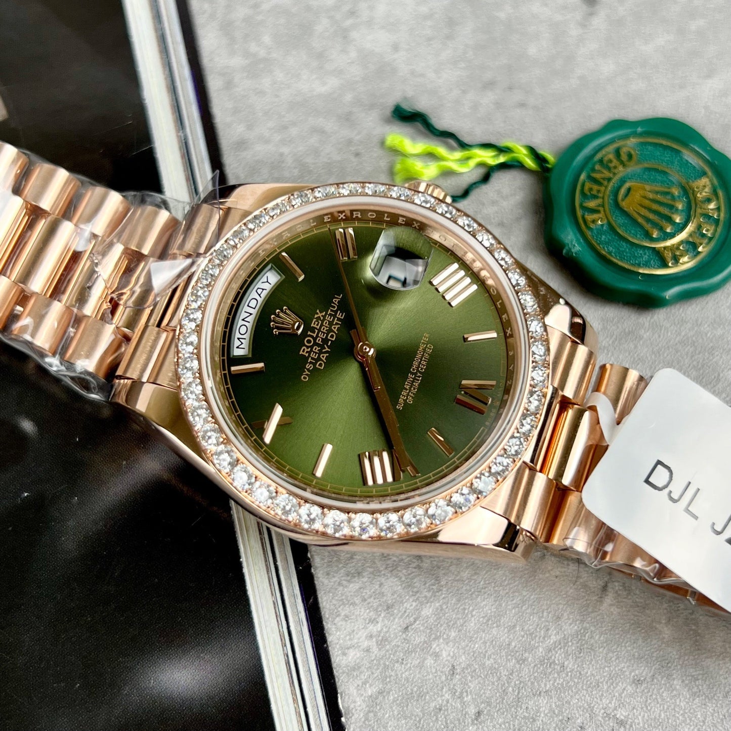 Rolex Day-Date 40 228345RBR Esfera verde oliva con oro rosa de 18 k envuelto y diamante