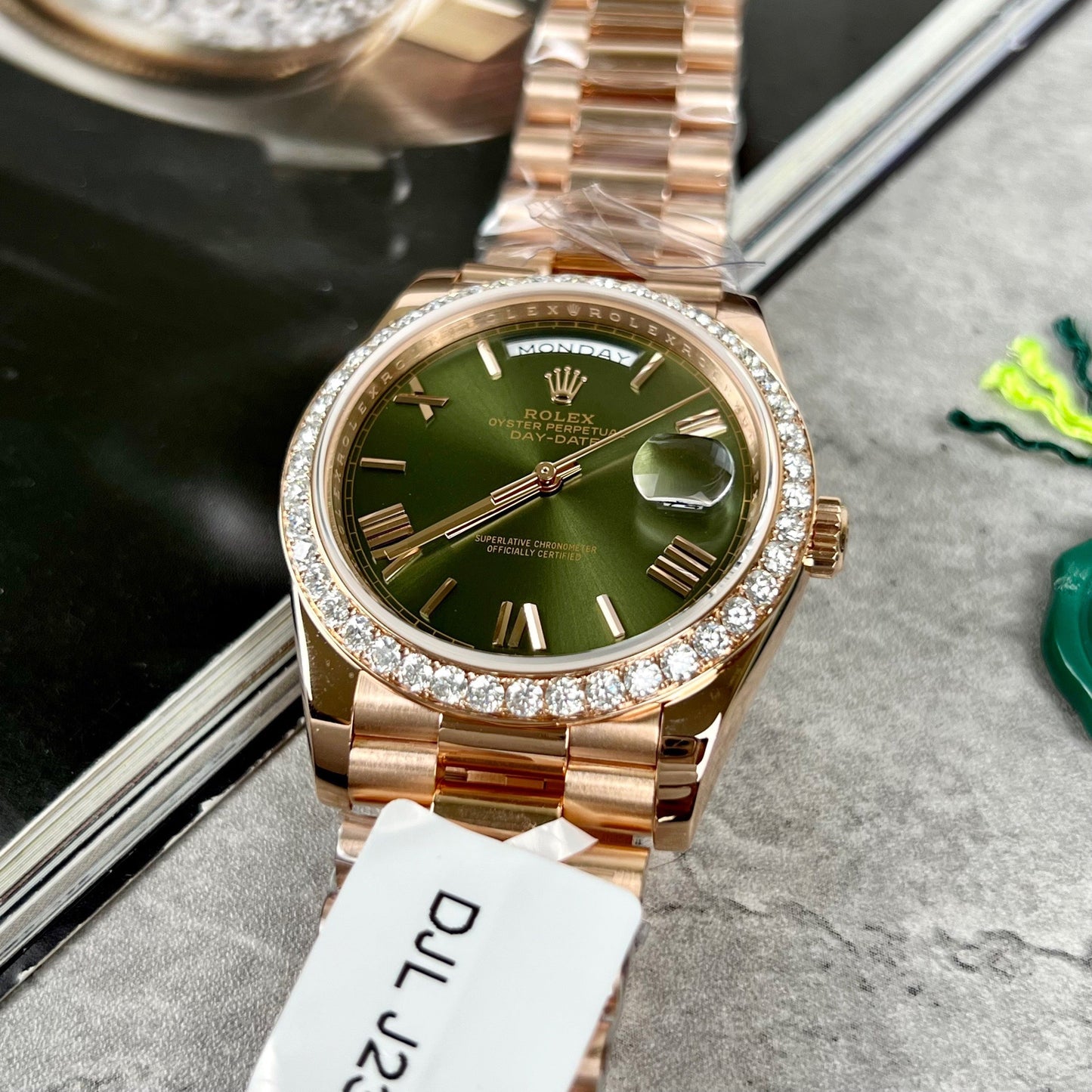 Rolex Day-Date 40 228345RBR Esfera verde oliva con oro rosa de 18 k envuelto y diamante