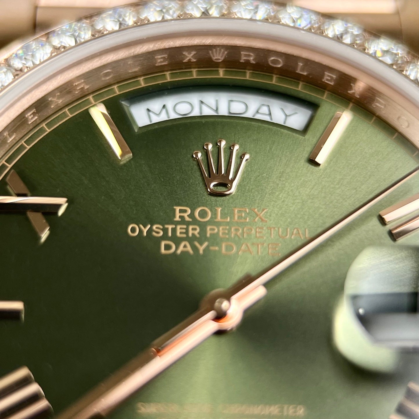 Rolex Day-Date 40 228345RBR Esfera verde oliva con oro rosa de 18 k envuelto y diamante