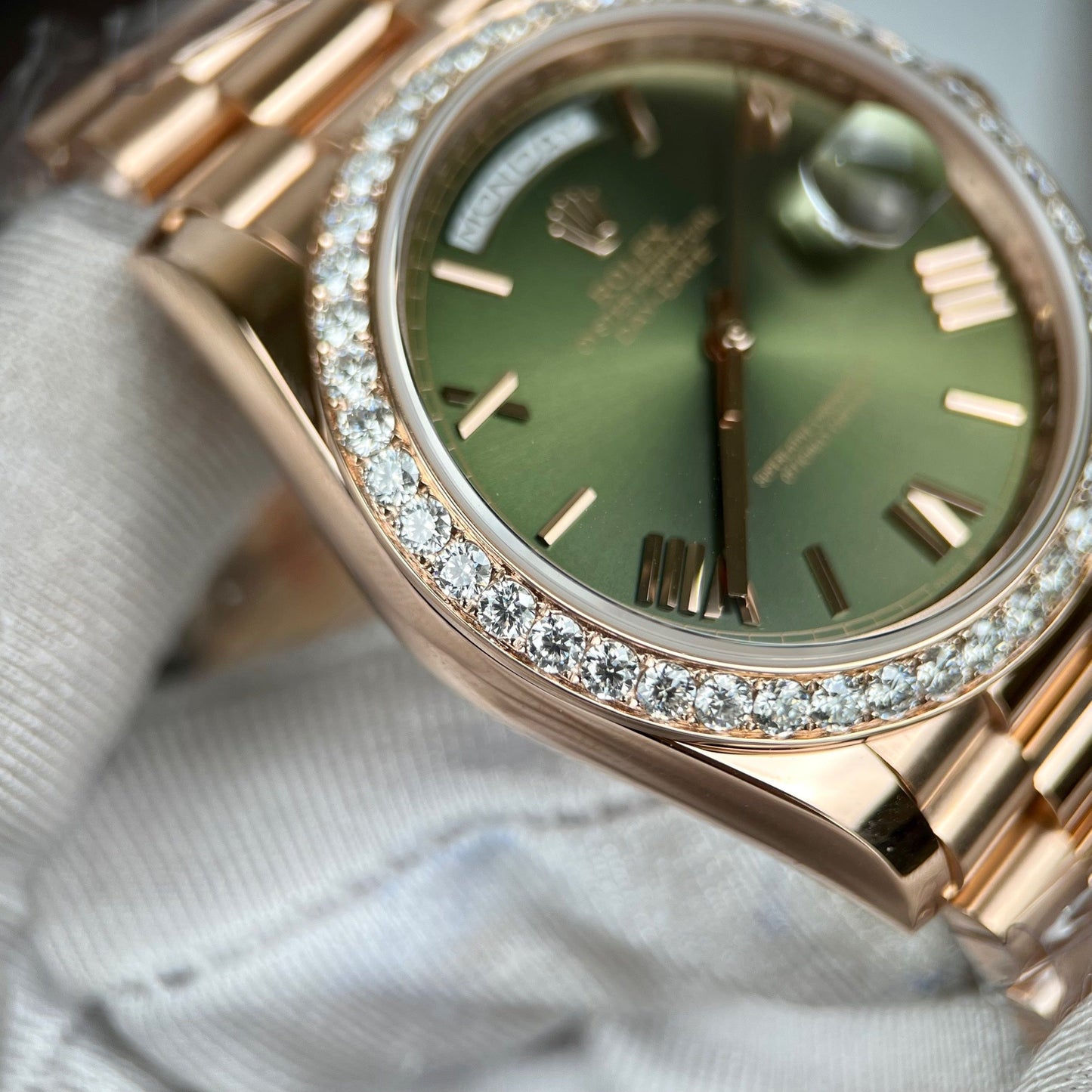 Rolex Day-Date 40 228345RBR Esfera verde oliva con oro rosa de 18 k envuelto y diamante