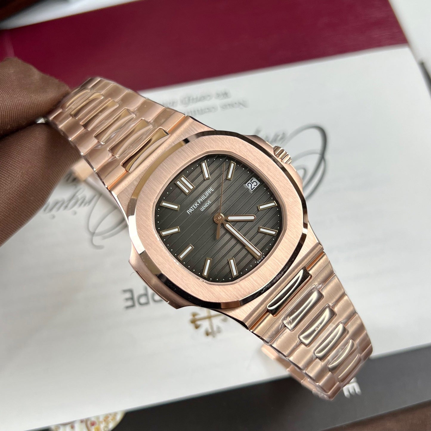 Patek Philippe Nautilus 5711/1R-001: oro rosa de 18 quilates envuelto en fábrica de 3 quilates