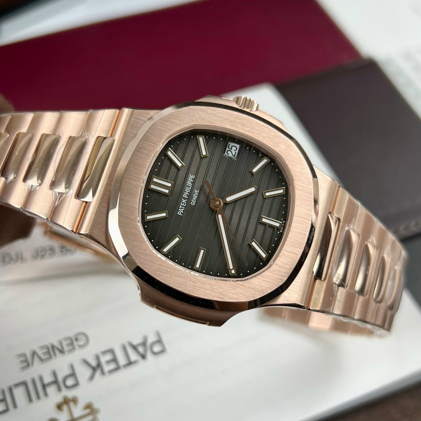 Patek Philippe Nautilus 5711/1R-001: oro rosa de 18 quilates envuelto en fábrica de 3 quilates