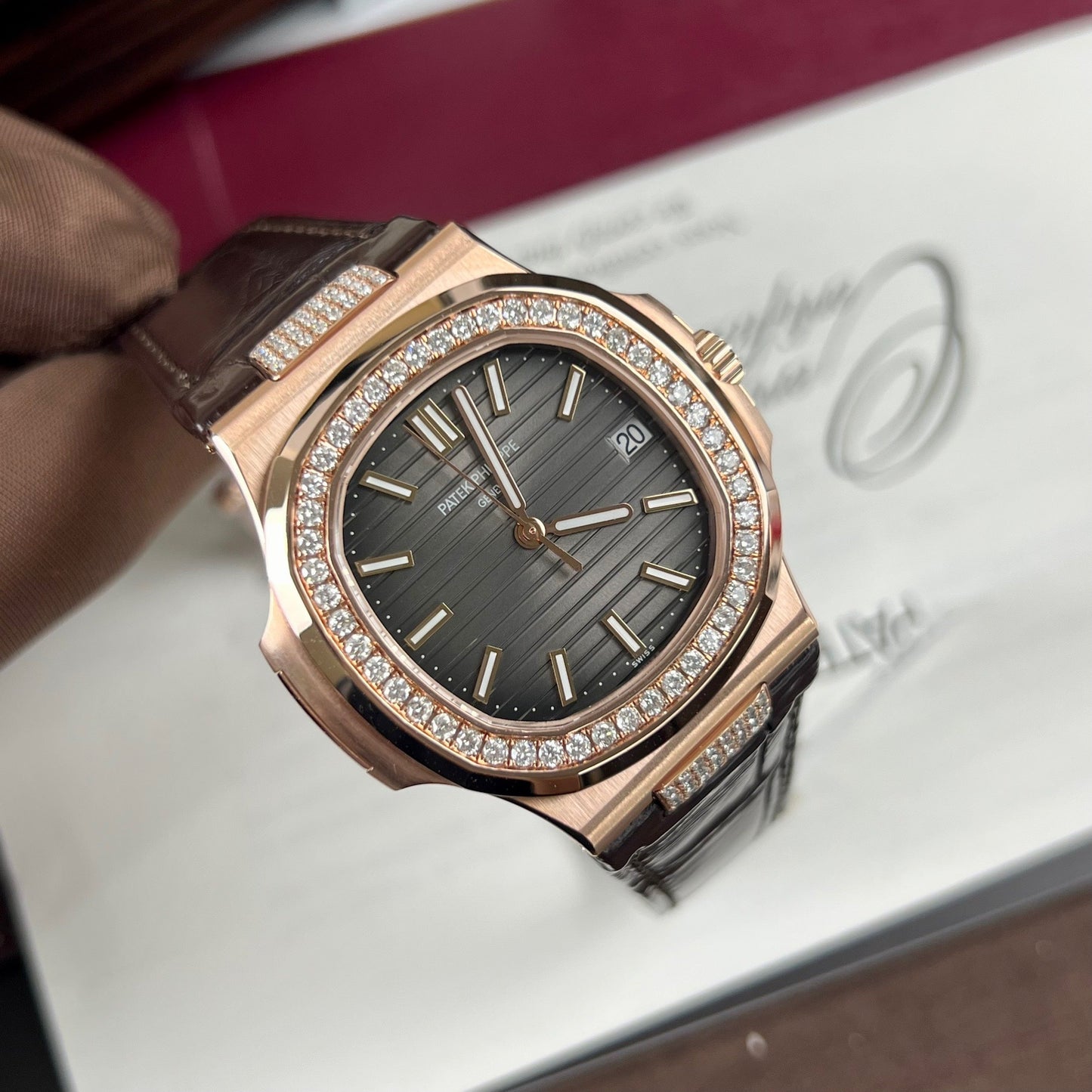 Patek Philippe Nautilus 5711/1R-001 – Versión con banda de cuero envuelta en 18k y diamantes