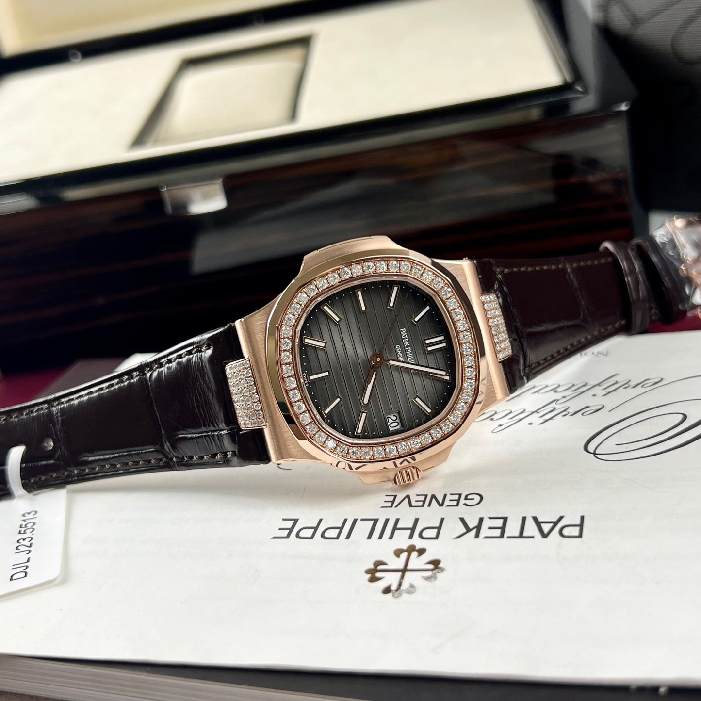 Patek Philippe Nautilus 5711/1R-001 – Versione con cinturino in pelle 18k avvolto e diamanti