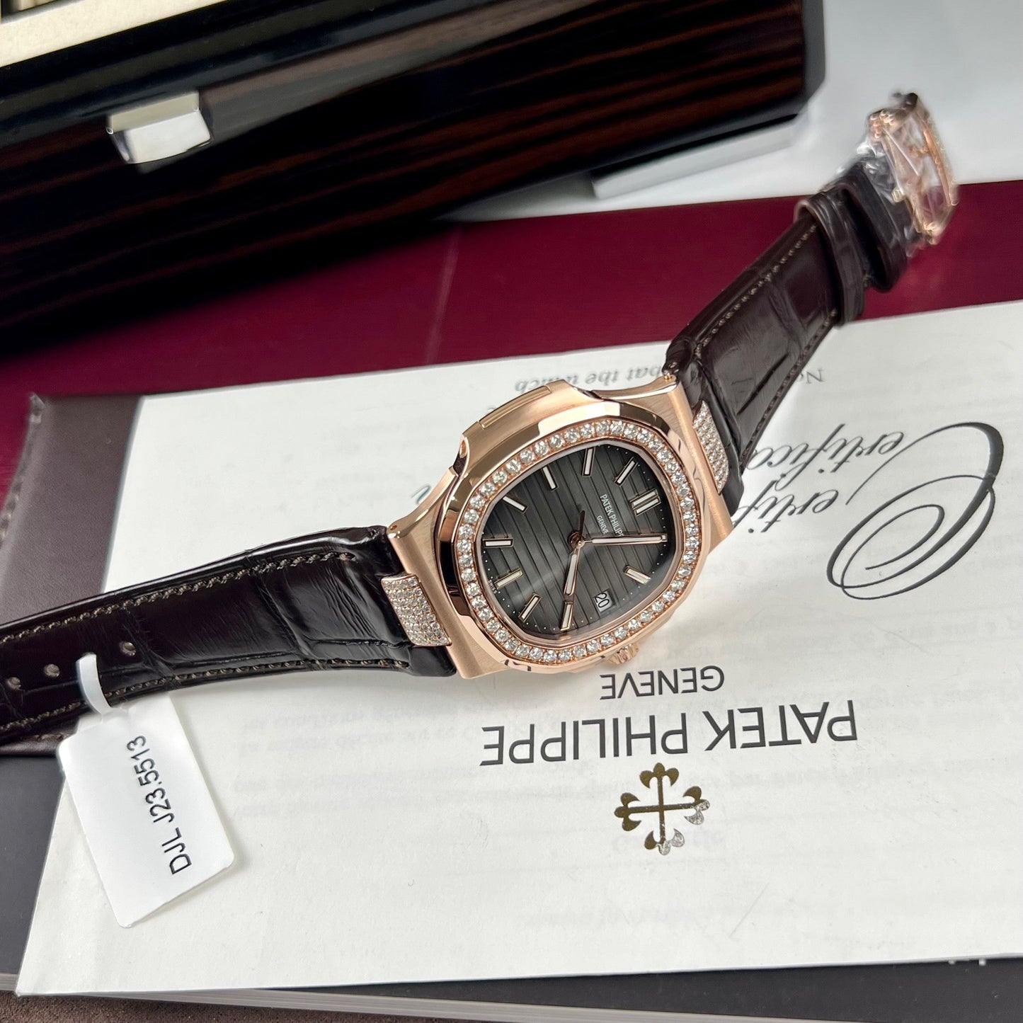 Patek Philippe Nautilus 5711/1R-001 – Versione con cinturino in pelle 18k avvolto e diamanti