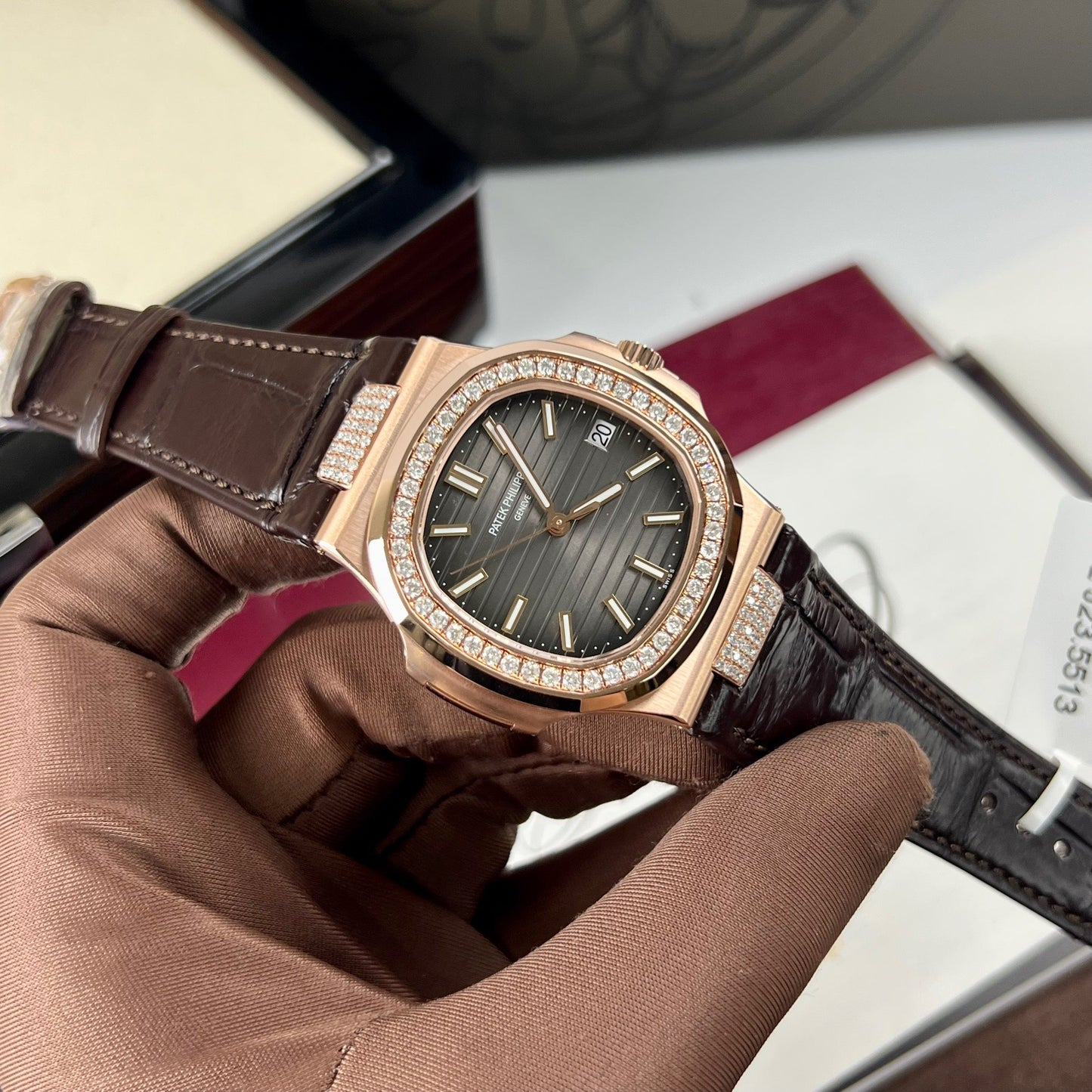 Patek Philippe Nautilus 5711/1R-001 – Versione con cinturino in pelle 18k avvolto e diamanti