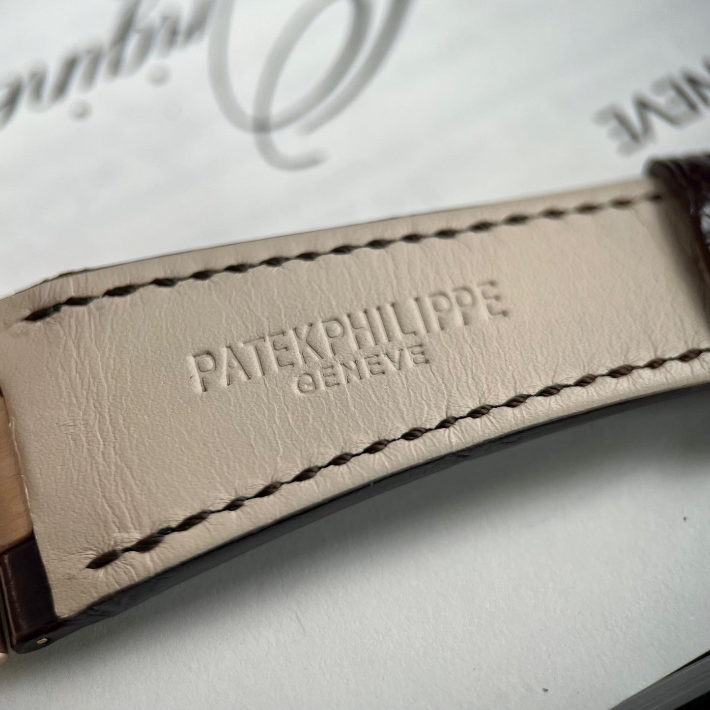 Patek Philippe Nautilus 5711/1R-001 – Versión con banda de cuero envuelta en 18k y diamantes