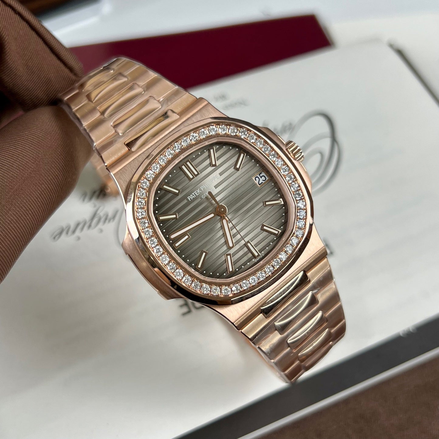 Patek Philippe Nautilus 5711/1R-001 – Avvolto in oro rosa 18 carati e diamanti dalla fabbrica 3K