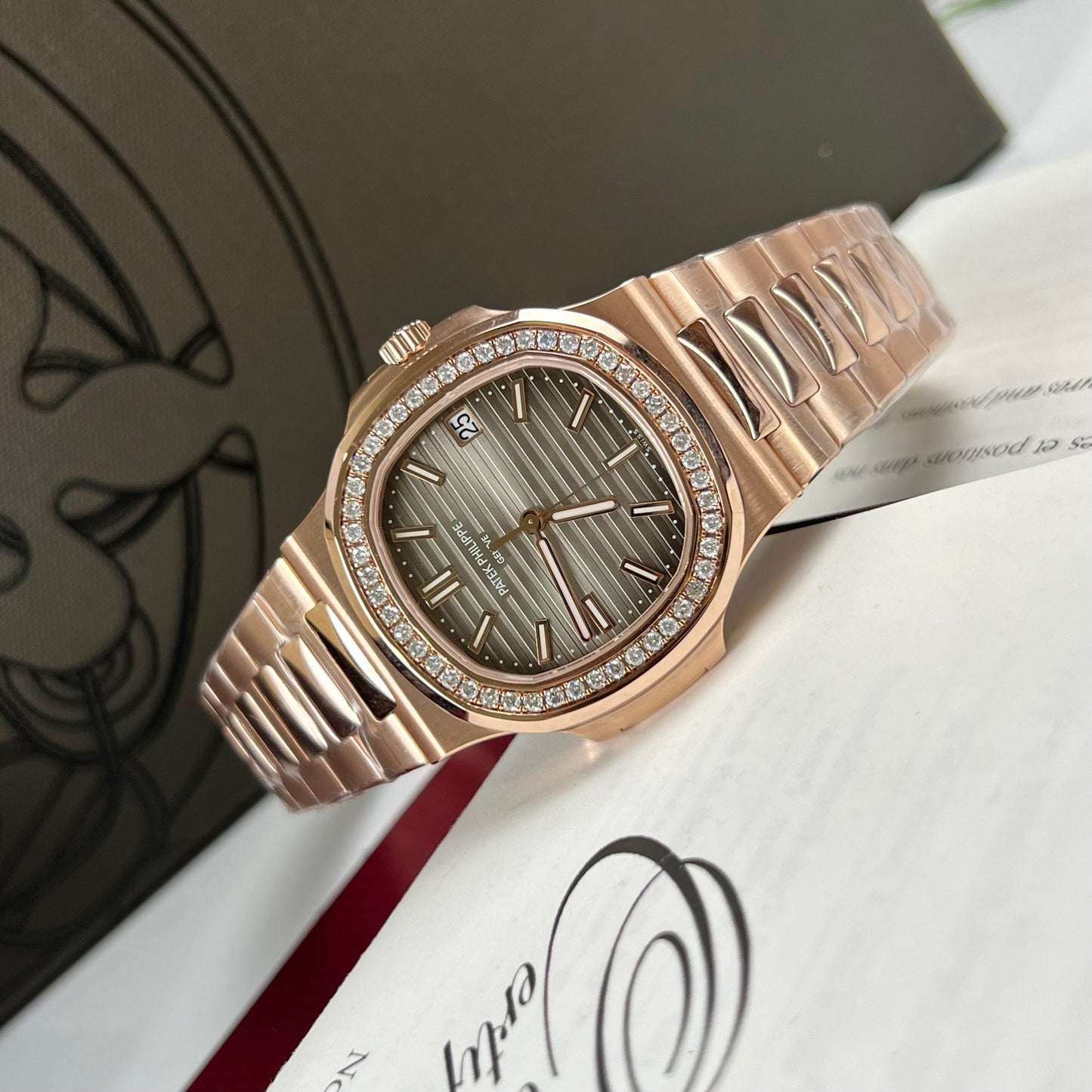 Patek Philippe Nautilus 5711/1R-001 – Avvolto in oro rosa 18 carati e diamanti dalla fabbrica 3K