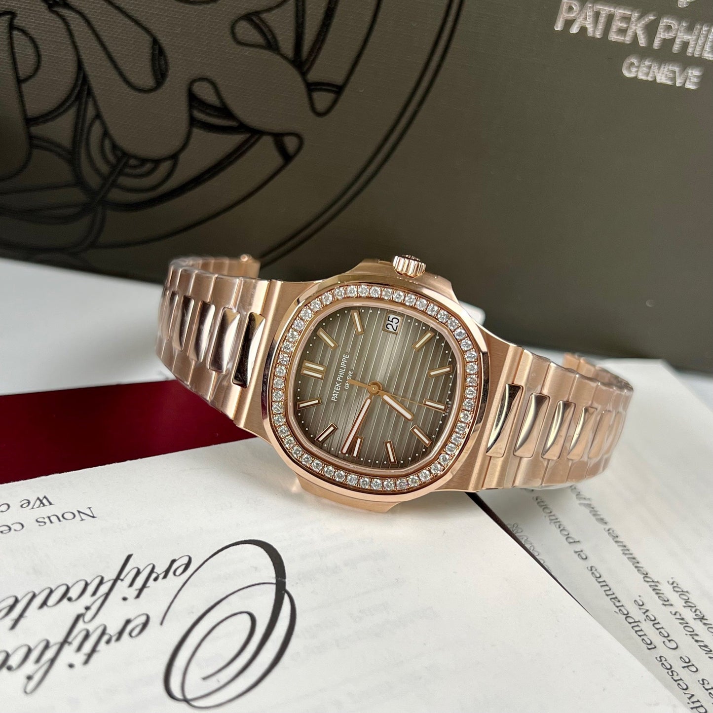 Patek Philippe Nautilus 5711/1R-001 – Avvolto in oro rosa 18 carati e diamanti dalla fabbrica 3K