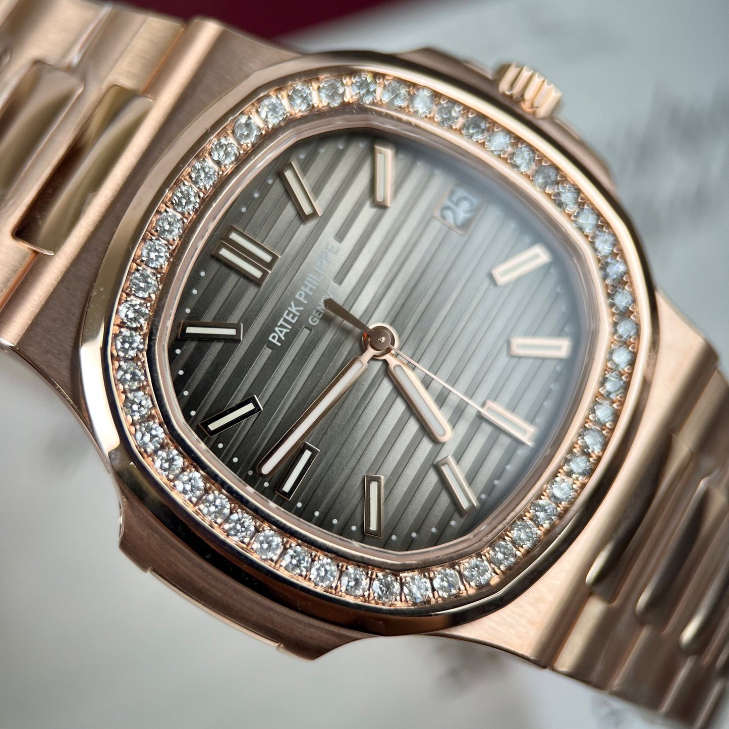 Patek Philippe Nautilus 5711/1R-001 – Avvolto in oro rosa 18 carati e diamanti dalla fabbrica 3K