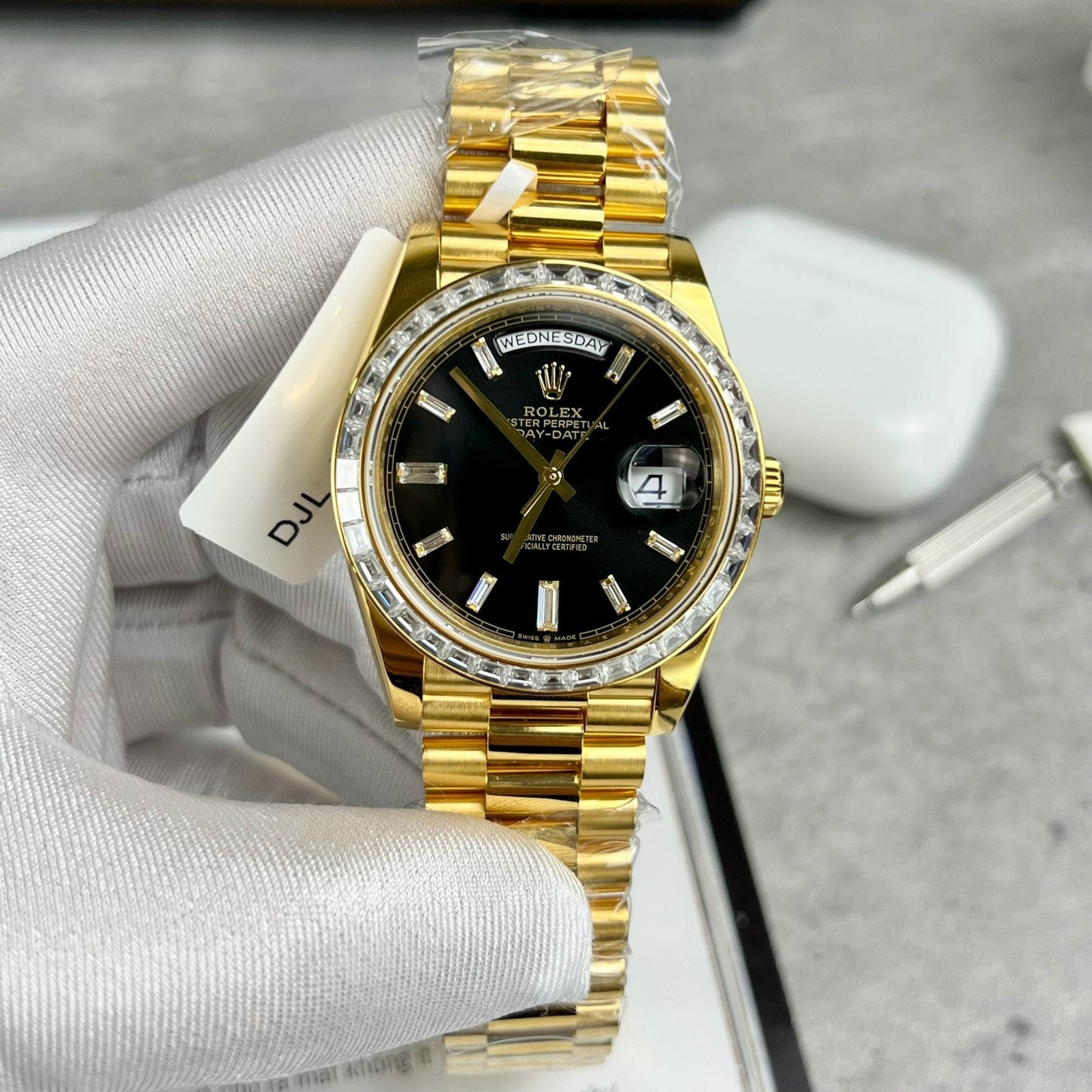 Rolex Day-Date 40 228398TBR avvolto in oro giallo 18 carati e lunetta Baguette in moissanite