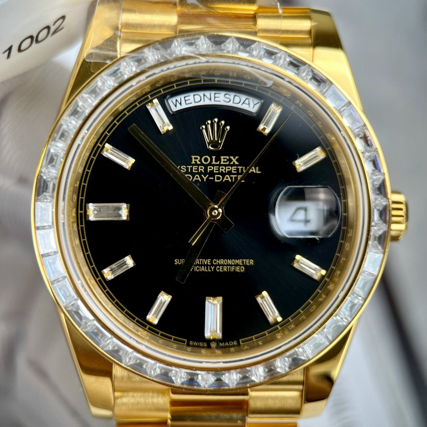 Rolex Day-Date 40 228398TBR envuelto en oro amarillo de 18k y bisel de moissanita Baguette