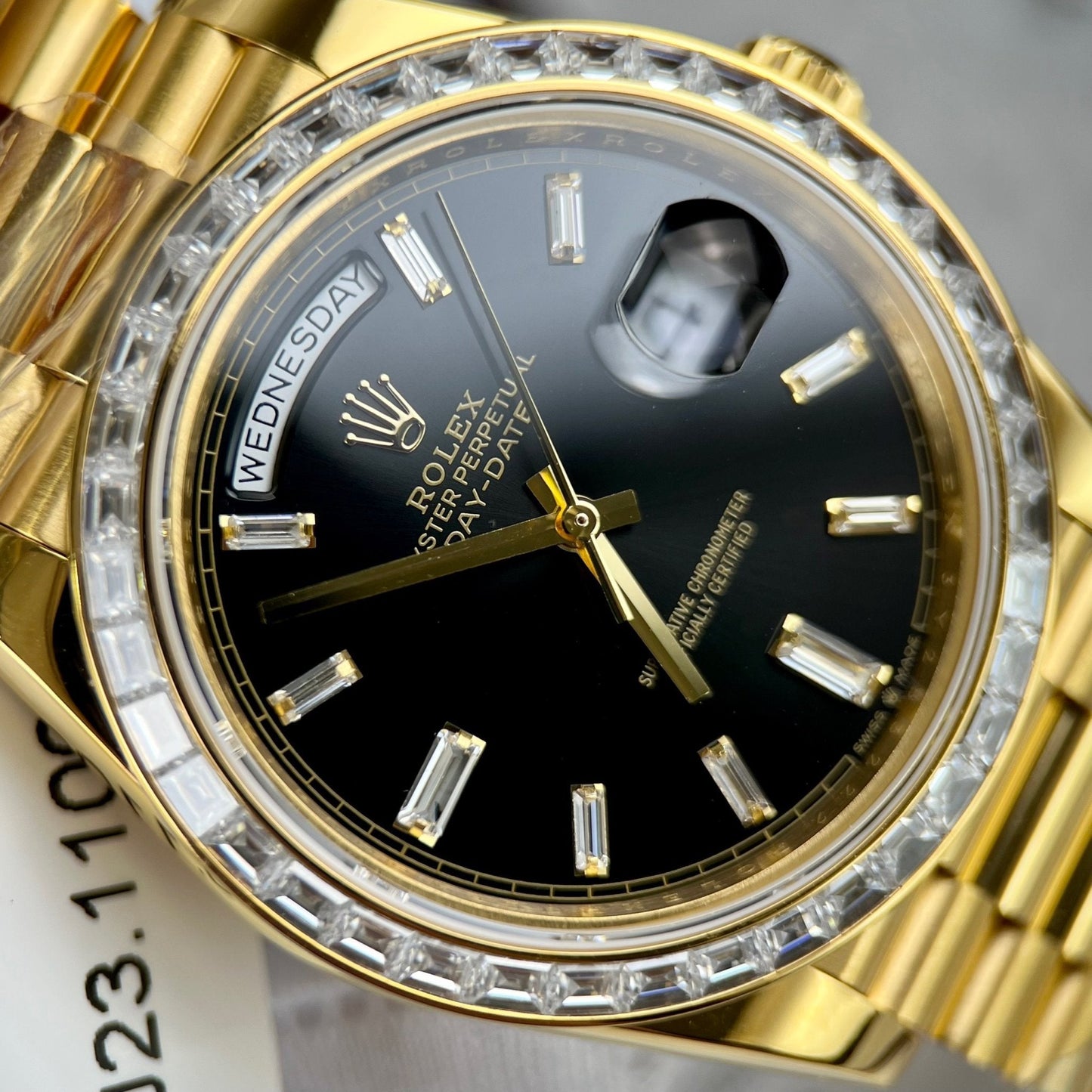 Rolex Day-Date 40 228398TBR avvolto in oro giallo 18 carati e lunetta Baguette in moissanite