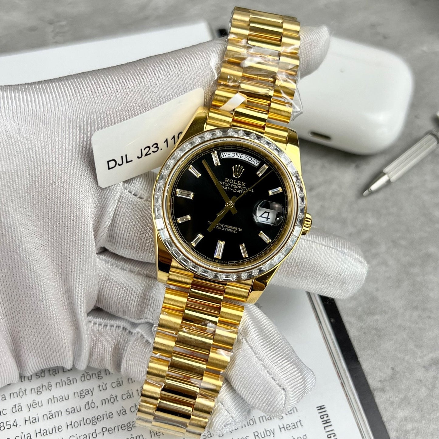 Rolex Day-Date 40 228398TBR avvolto in oro giallo 18 carati e lunetta Baguette in moissanite