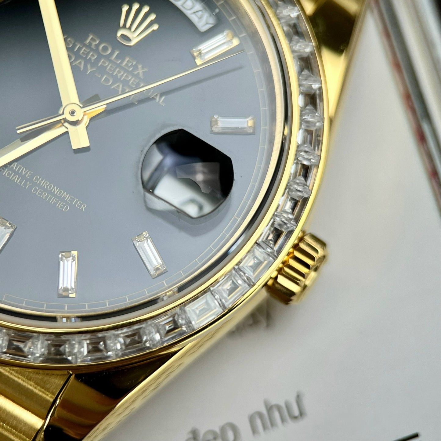 Rolex Day-Date 40 228398TBR envuelto en oro amarillo de 18k y bisel de moissanita Baguette