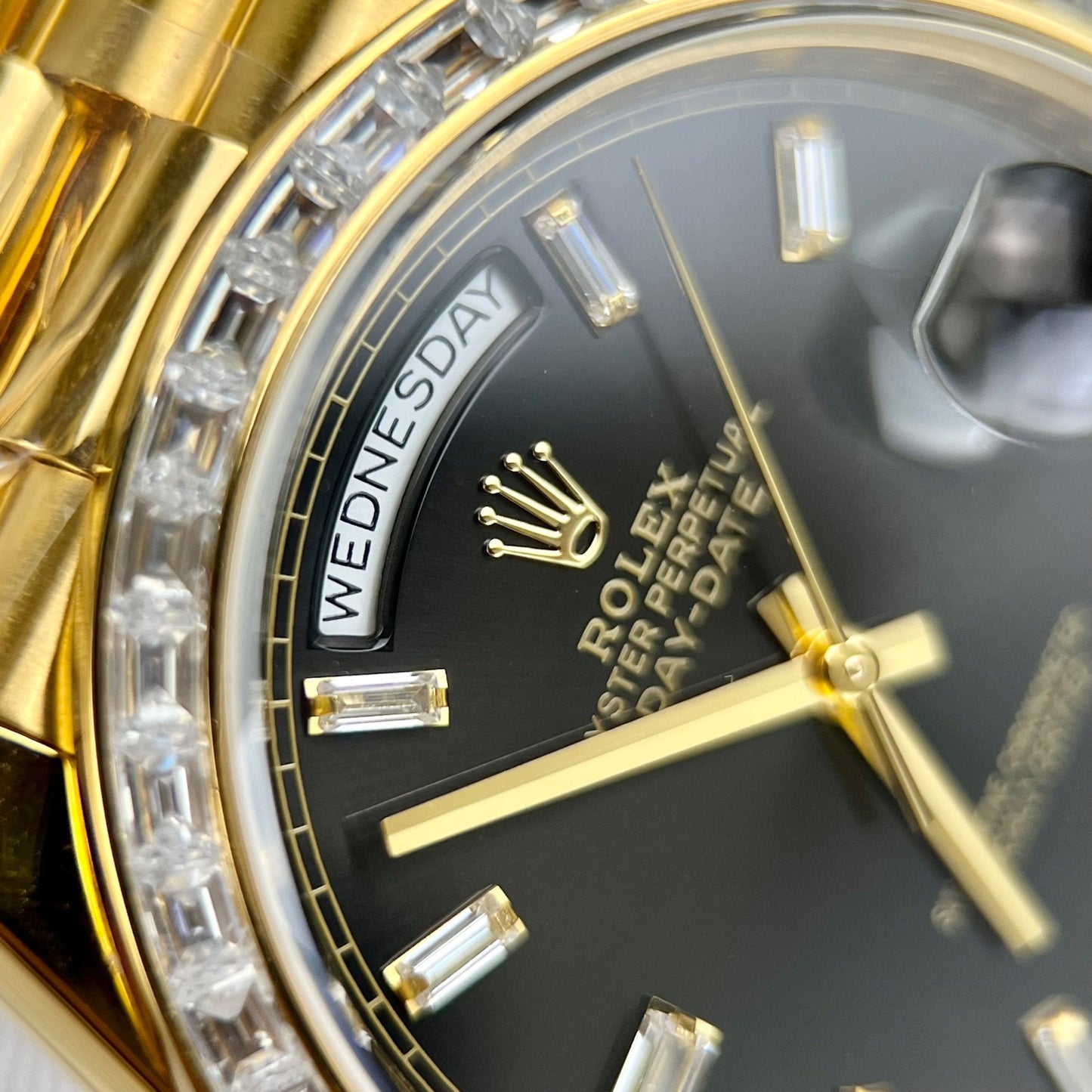 Rolex Day-Date 40 228398TBR envuelto en oro amarillo de 18k y bisel de moissanita Baguette