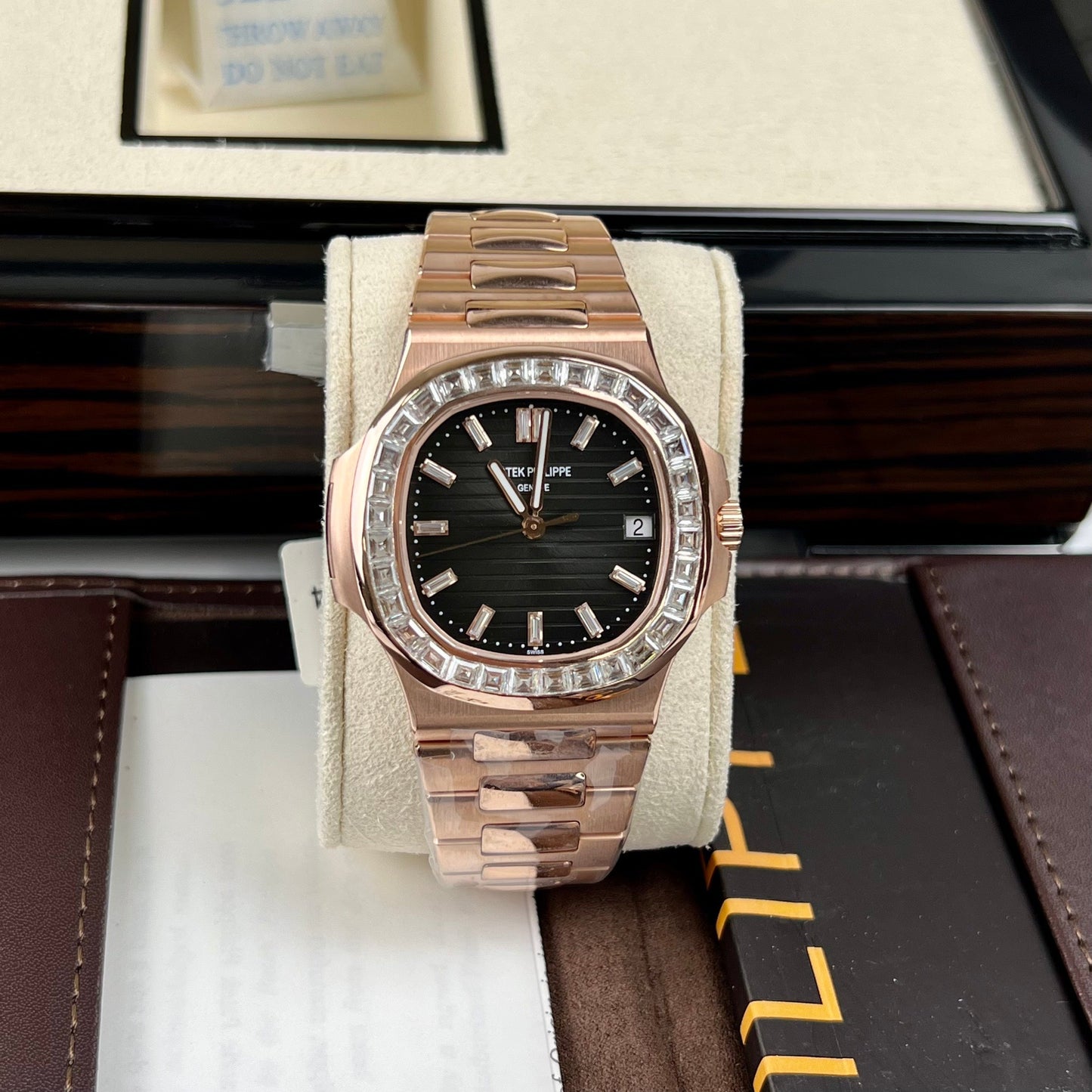 Patek Philippe Nautilus 5711/1R-001 – Baguette envuelta en oro rosa de 18 k y moissanita