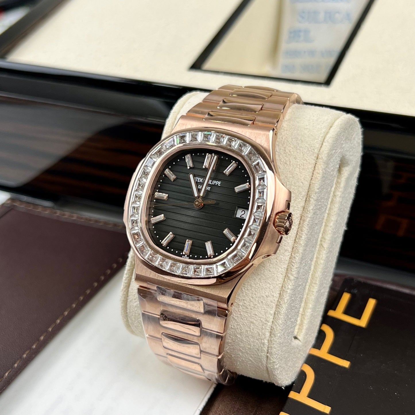 Patek Philippe Nautilus 5711/1R-001 – Baguette rivestita in oro rosa 18 carati e Moissanite