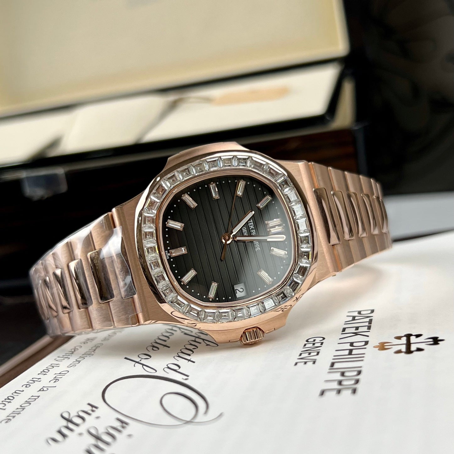 Patek Philippe Nautilus 5711/1R-001 – Baguette rivestita in oro rosa 18 carati e Moissanite