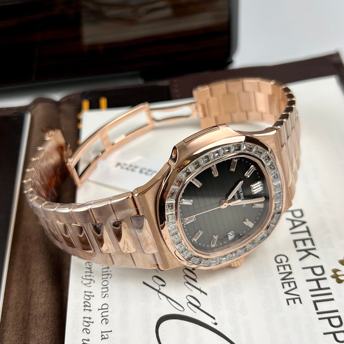 Patek Philippe Nautilus 5711/1R-001 – Baguette rivestita in oro rosa 18 carati e Moissanite