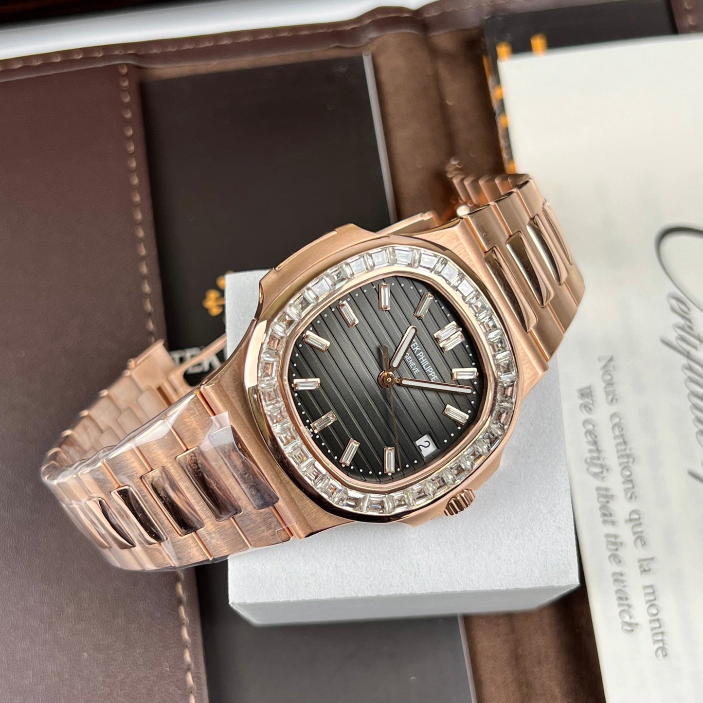 Patek Philippe Nautilus 5711/1R-001 – Baguette rivestita in oro rosa 18 carati e Moissanite