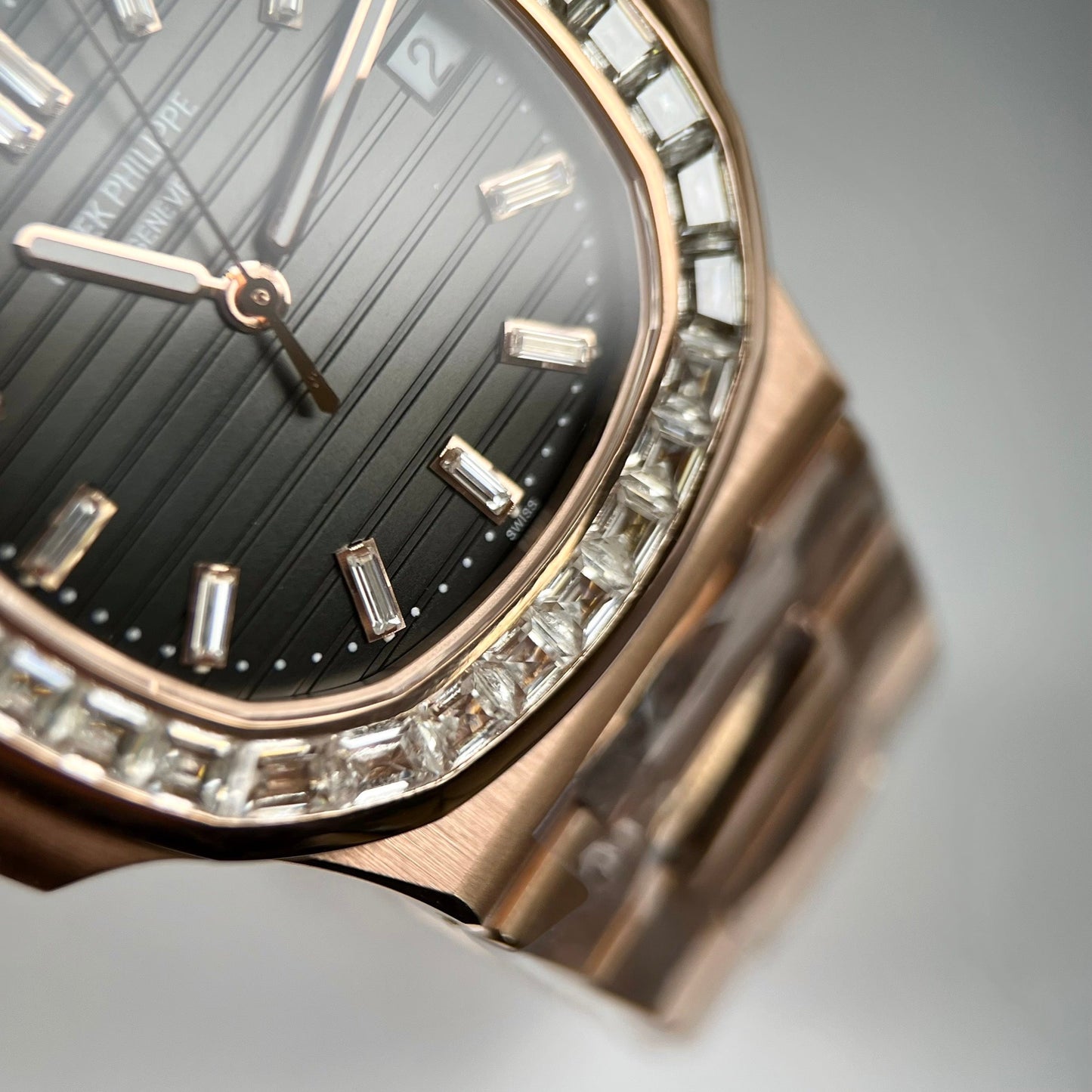 Patek Philippe Nautilus 5711/1R-001 – Baguette envuelta en oro rosa de 18 k y moissanita