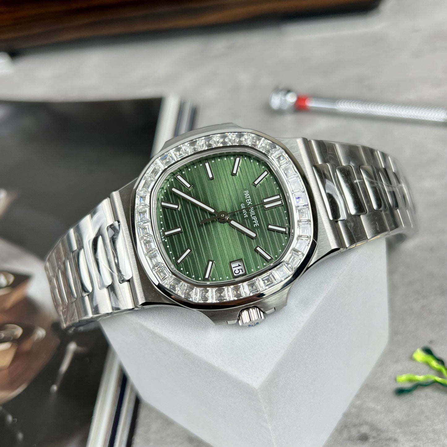 Patek Philippe Nautilus 5711/1300A-001 Baguette de moisanita personalizada con esfera verde de fábrica 3K