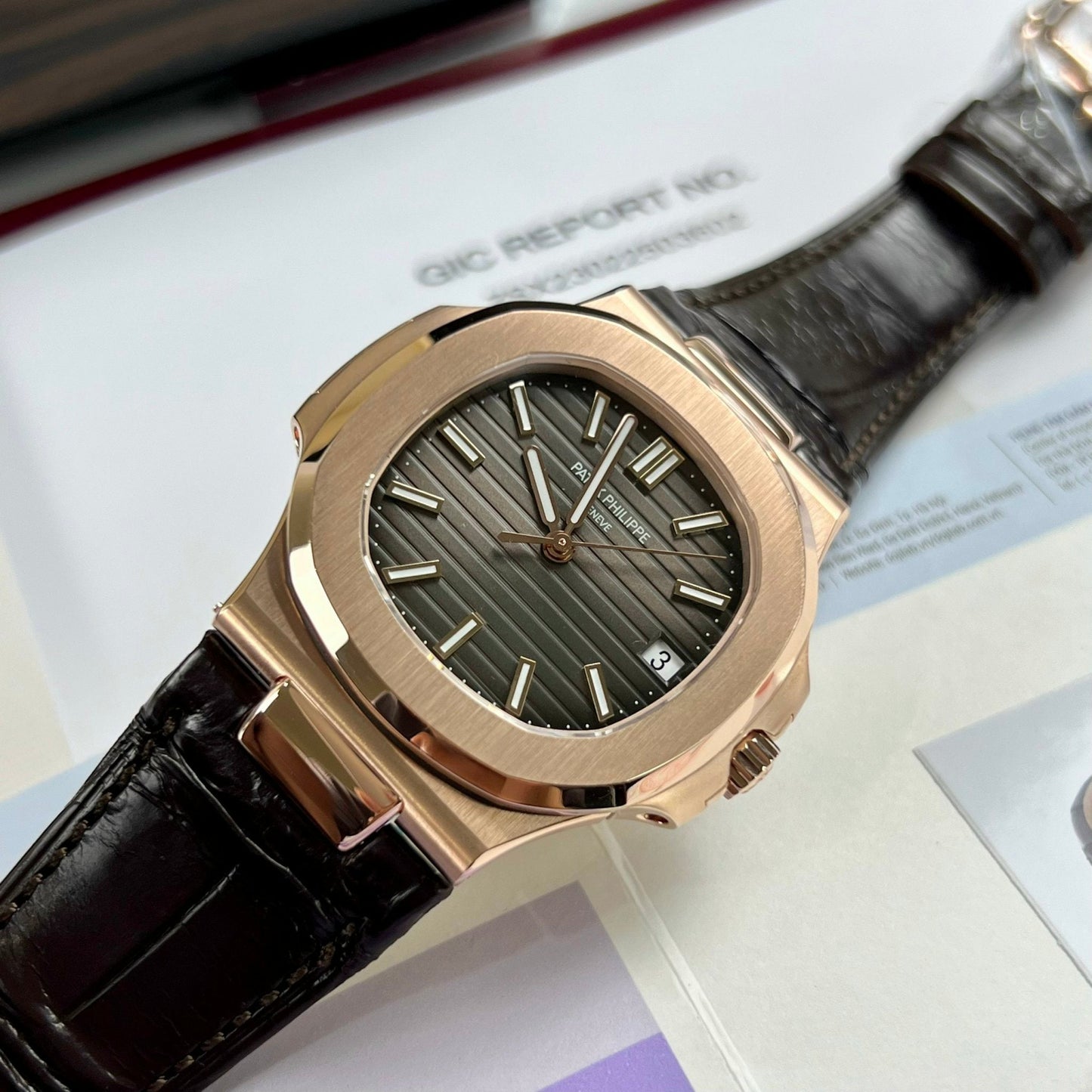 Patek Philippe Nautilus 5711/1R-001 – Versión con banda de cuero envuelta en oro rosa de 18k