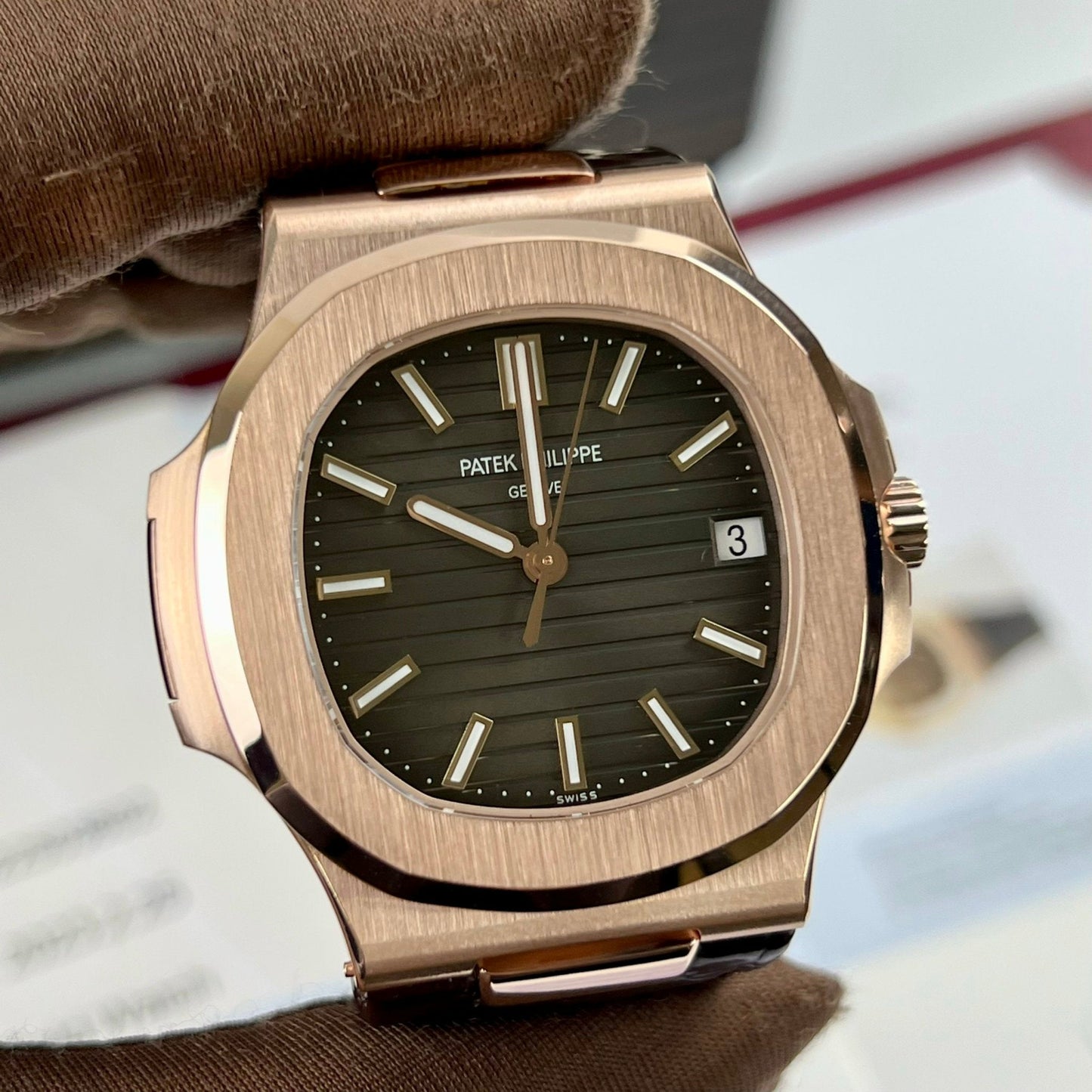 Patek Philippe Nautilus 5711/1R-001 – Versión con banda de cuero envuelta en oro rosa de 18k