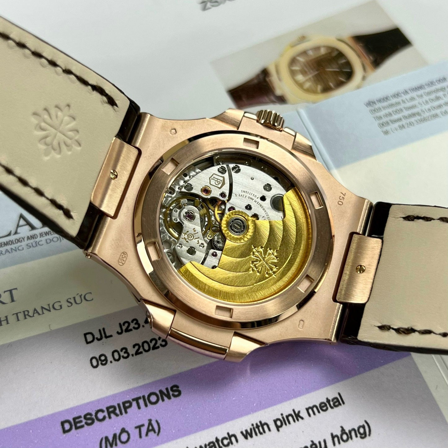 Patek Philippe Nautilus 5711/1R-001 – Versión con banda de cuero envuelta en oro rosa de 18k