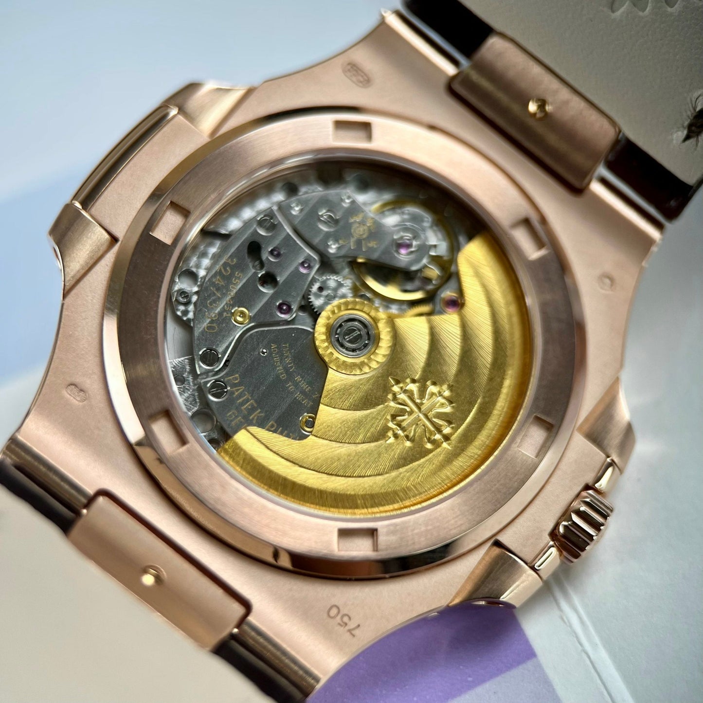 Patek Philippe Nautilus 5711/1R-001 – Versión con banda de cuero envuelta en oro rosa de 18k