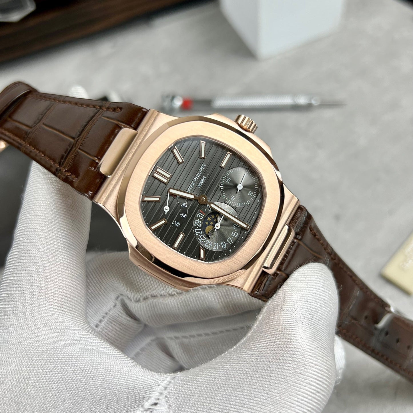 Patek Philippe Nautilus 5712 Oro rosa de 18 quilates con esfera gris de PPF