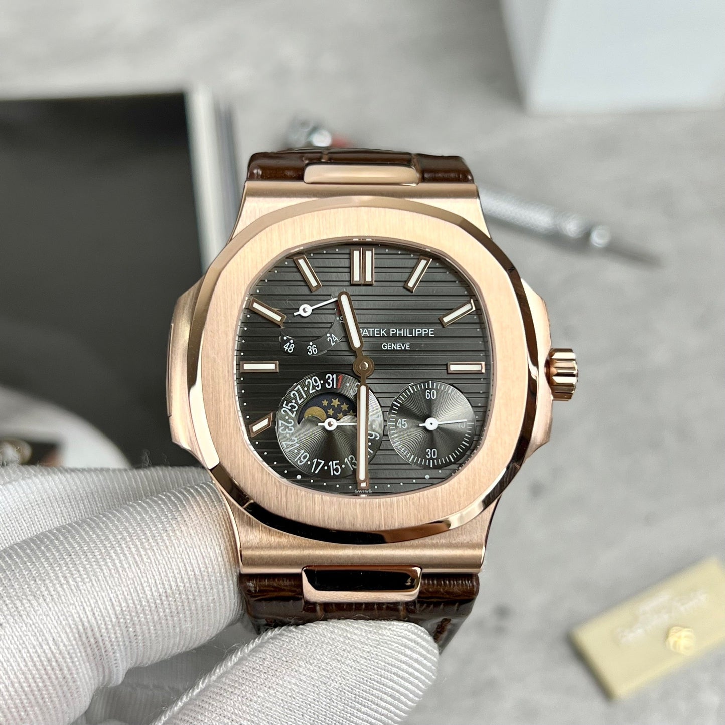 Patek Philippe Nautilus 5712 Oro rosa de 18 quilates con esfera gris de PPF