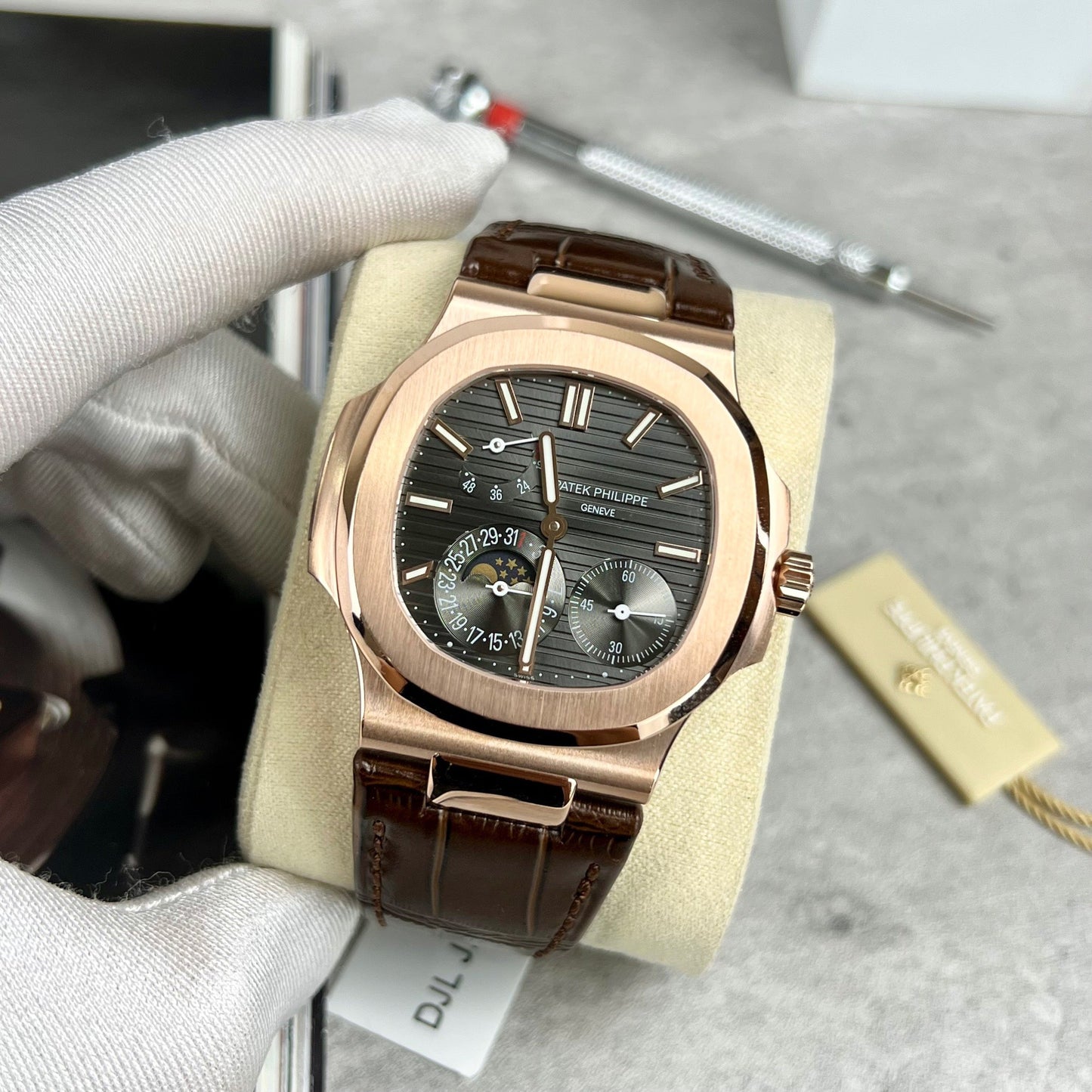 Patek Philippe Nautilus 5712 Oro rosa de 18 quilates con esfera gris de PPF